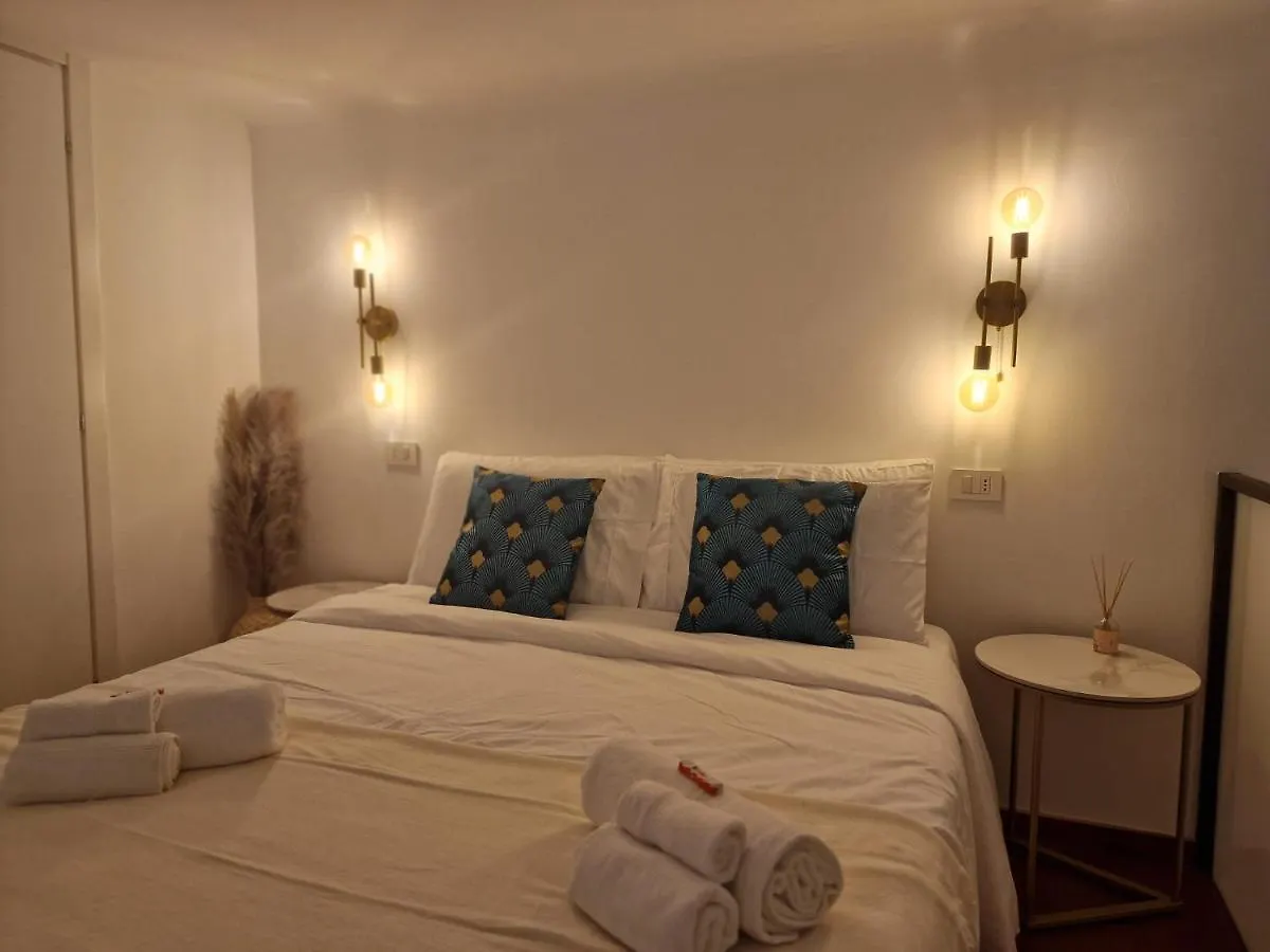 Regina Milano In Porta Romana 2 - Sky Tv, Wifi E Breakfast Box Apartment