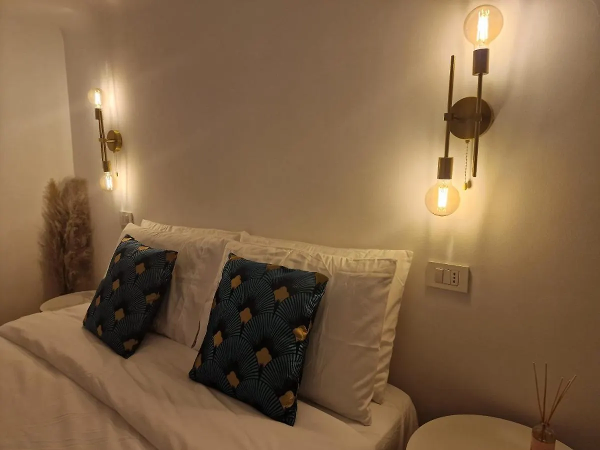Regina Milano In Porta Romana 2 - Sky Tv, Wifi E Breakfast Box Apartment 0*, Milan