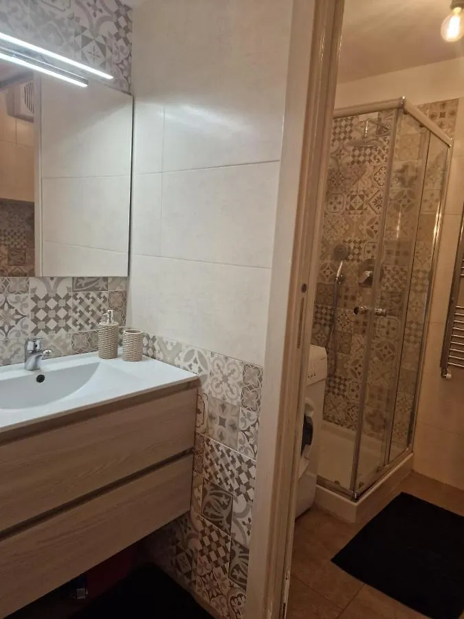 Regina Milano In Porta Romana 2 - Sky Tv, Wifi E Breakfast Box Apartment