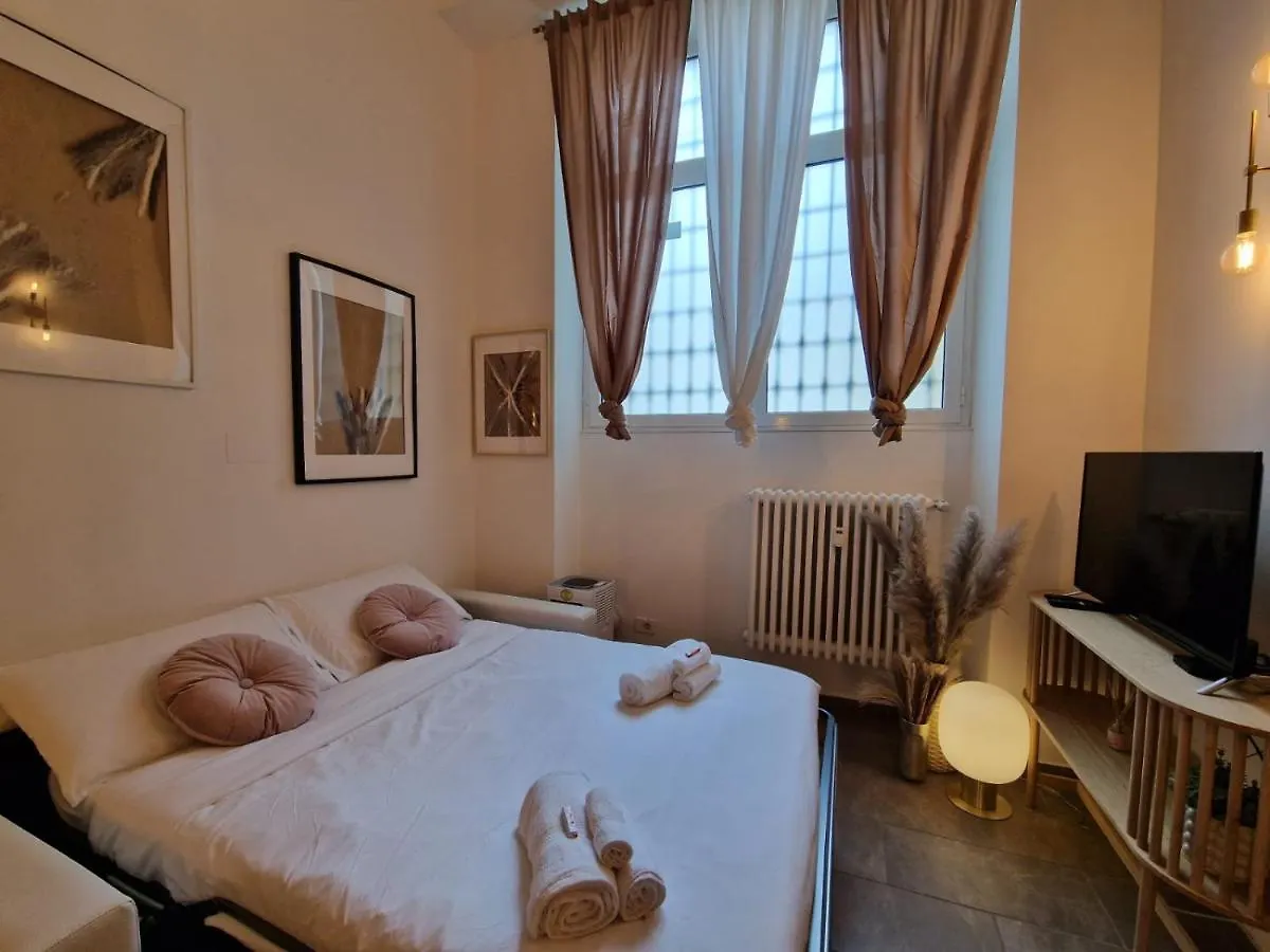 Regina Milano In Porta Romana 2 - Sky Tv, Wifi E Breakfast Box Apartment 0*, Milan