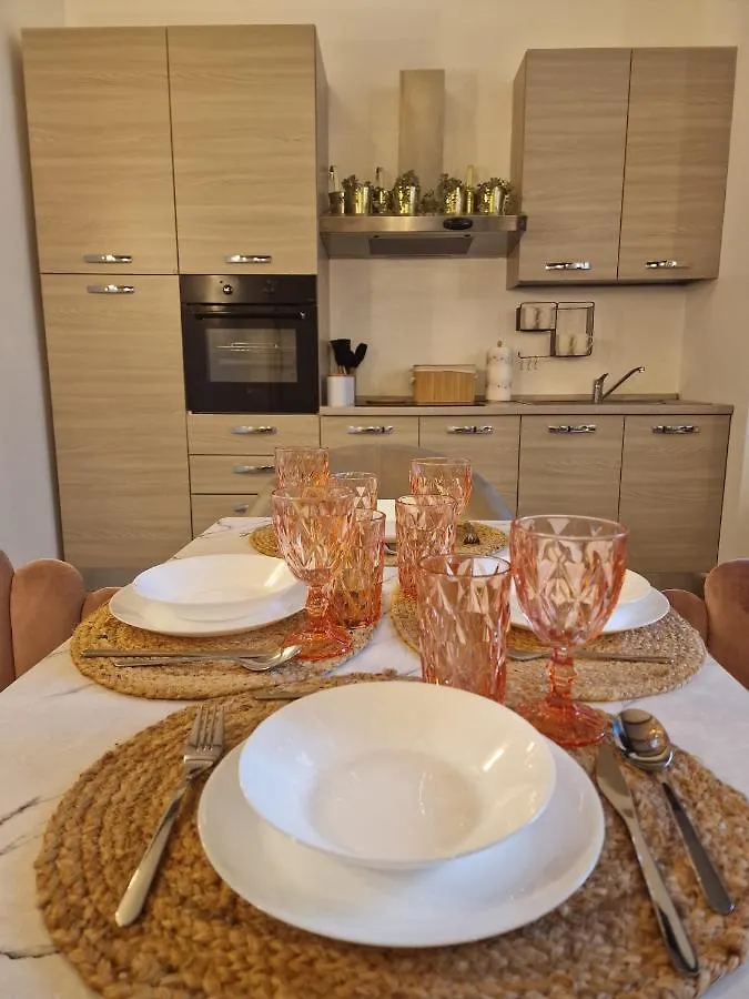 Regina Milano In Porta Romana 2 - Sky Tv, Wifi E Breakfast Box Apartment 0*, Milan