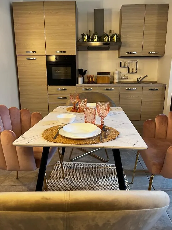 Regina Milano In Porta Romana 2 - Sky Tv, Wifi E Breakfast Box Apartment  Milan